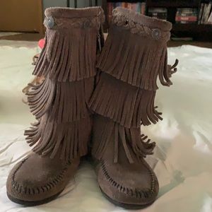 Girls Minnetonka Gray Leather Boots!